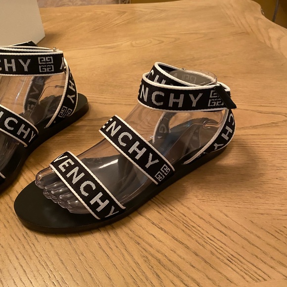 ❤️ Authentic Givenchy Sandals - Picture 7 of 9